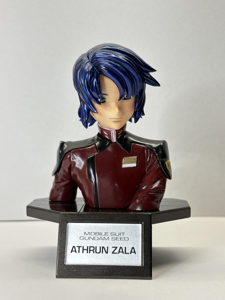 アスラン・ザラ最初クリア塗装ツヤツヤにしたら微妙な感じになったので半艶クリアで全体を再塗装しました。髪:Mr.クリアカラーGX GX103 GXディープクリアブルーでキャンディ塗装 顔:成形色で艶消しを吹いてタミャウェザリングマスタHで陰影をつける胴体:MRHOBBY水性 N-43マルーン+墨入れ塗料で陰影をつける黒部:タミヤタミヤアクリルX-1