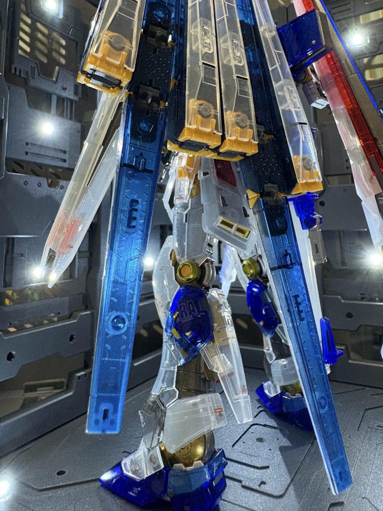 ノーマルフィンファンネルも統一したくてクリアブルーで塗装しましたが、成形色の方が優ってしまってます。