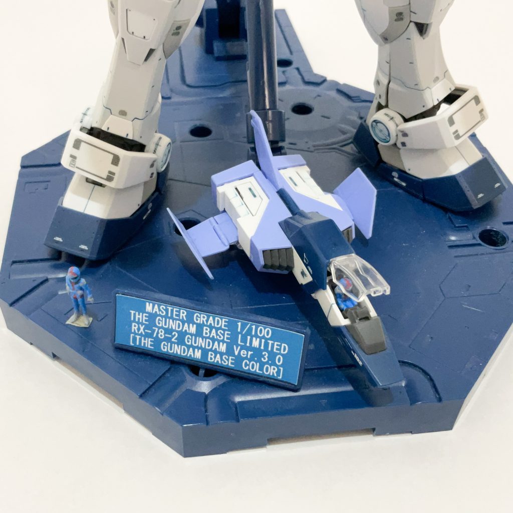 コアファイターは足元に駐機させていますが（LEDを仕込むと格納できない)コレにも1/100アムロが搭乗しています。ホラーですね・・・