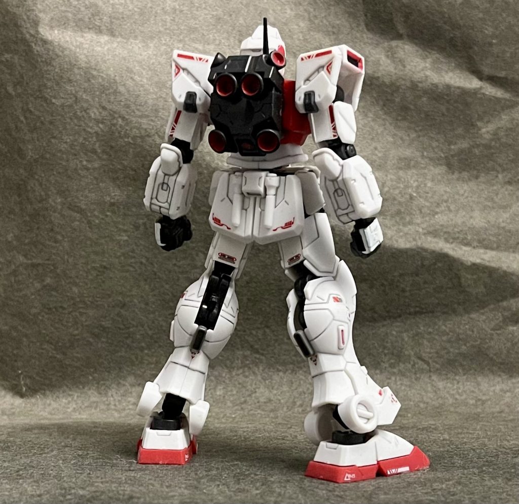 上腕部及び大腿部裏側のフレーム剥き出し部分をプラ板で塞ぎ、次に膝裏のアームをカットした後、脹脛部にあったスリットを、市販のダクトパーツを貼り付けて塞ぎました。