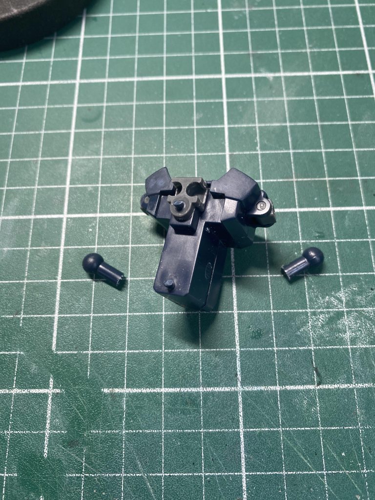 股関節は軸を切り落として斜めにカットV字に接着