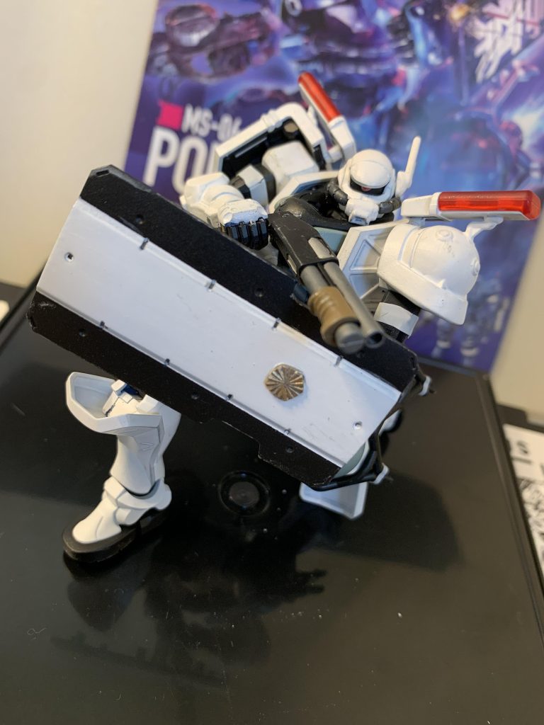 パトランプとシールドはコトブキヤのオプションパーツ。旭日章はダクトファンのパーツを削って塗装しそれっぽく作ってみました。