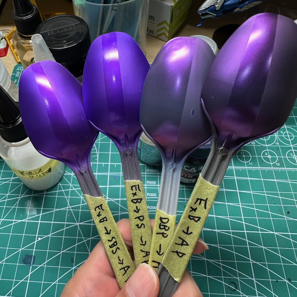 初めてのキャンディ塗装だったので、テストと練習を（自分にしては）しっかりとやってみました。最終的に、「黒サフ→EXブラック→パールシルバー→クリアパープル（調色）→光沢クリア→デカール→半光沢」という手順に決定しました。しっかしキャンディ塗装、工程が多くてほんとに面倒ですね…。でもそれだけの見返りがあるというか、見たことがないような美しさだったので、またやってみたいですね。