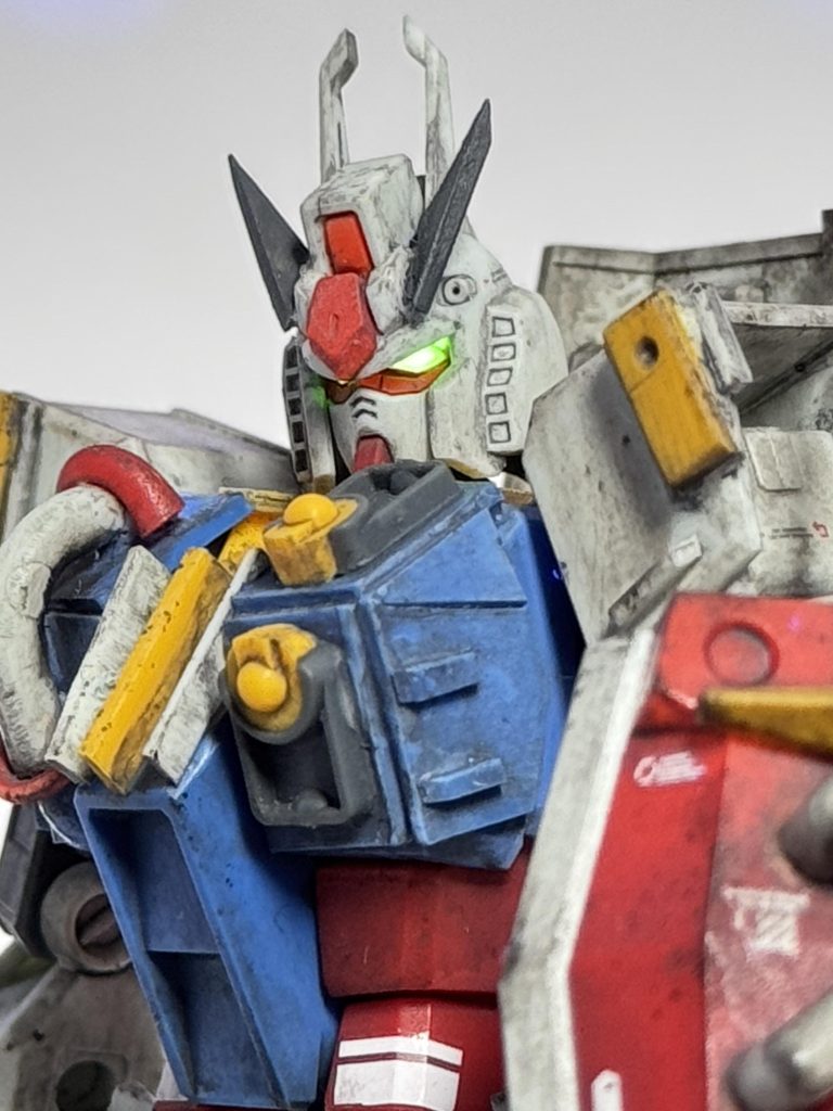 いつもながらツインアイは蛍光グリーンで塗装🟢ブラックライトで光ります。