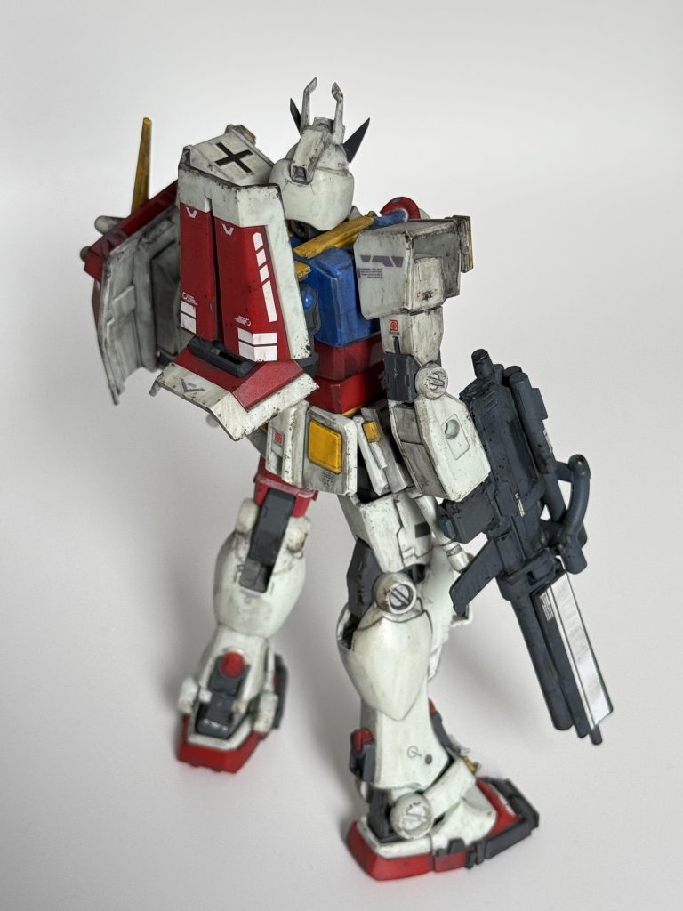 好き放題にカタチを変えた分、リアルさが失われていくので、デカールワークとウェザリングでうまくそれっぽさを演出する狙いでやってみました。チッピングやピンウォッシュなどで全体の馴染ませを狙っています。