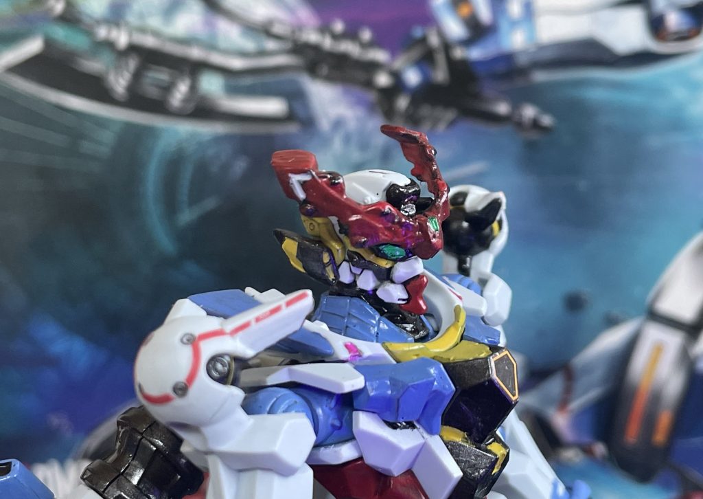 鬼門だった頭部の塗装。ツインアイは蛍光クリアーグリーンを用いりました。