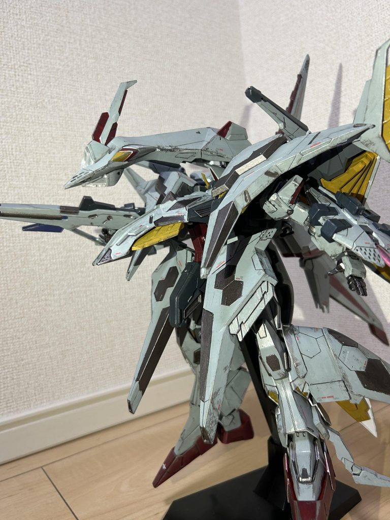 各部に筋彫りを追加しております。