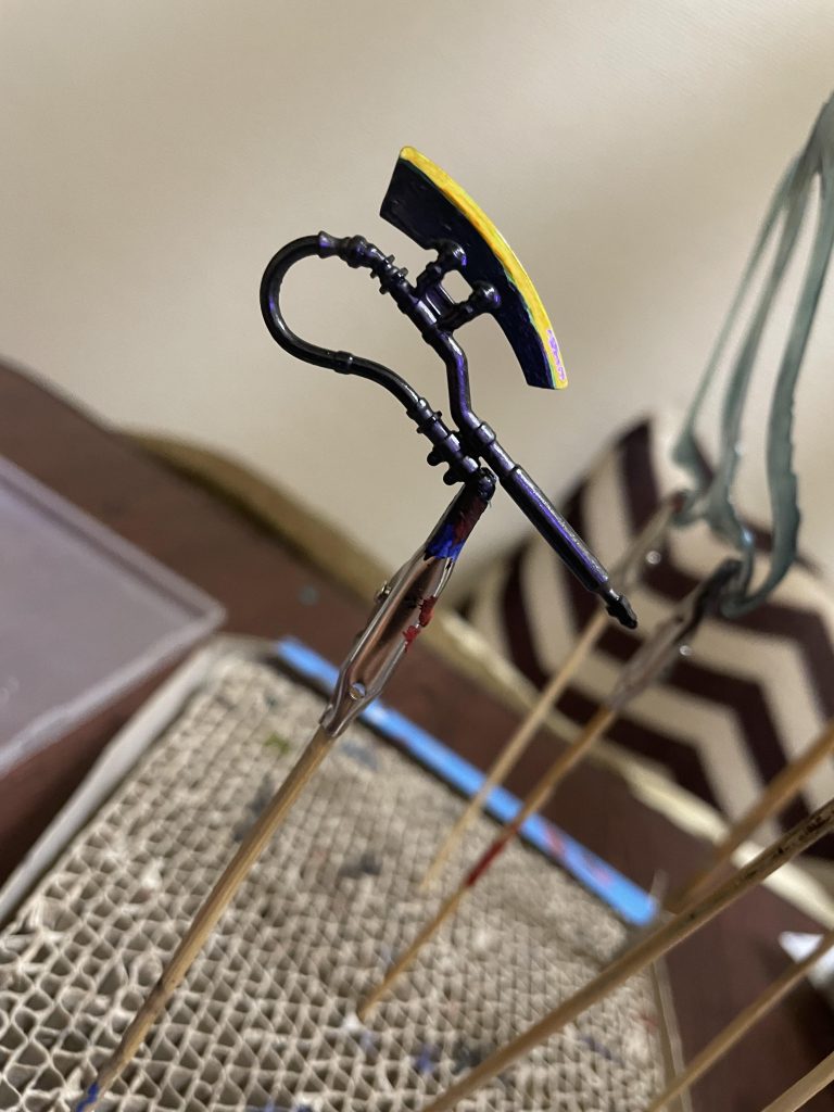 トメノスケ・ヒート・ホークの刃はガンダムマーカーメタリックオレンジを塗って上から蛍光イエロー。