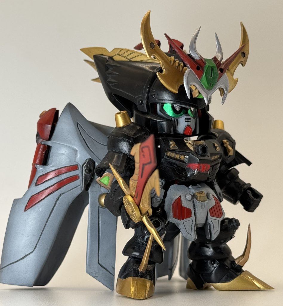 塗装は広い面のみダークグレー立ち上げ。ゴールドは蛍光レッド下地のブライトゴールド。シルバーはクレオス8番シルバー。赤はプレミアムレッド+シャインレッド。緑は蛍光グリーン。