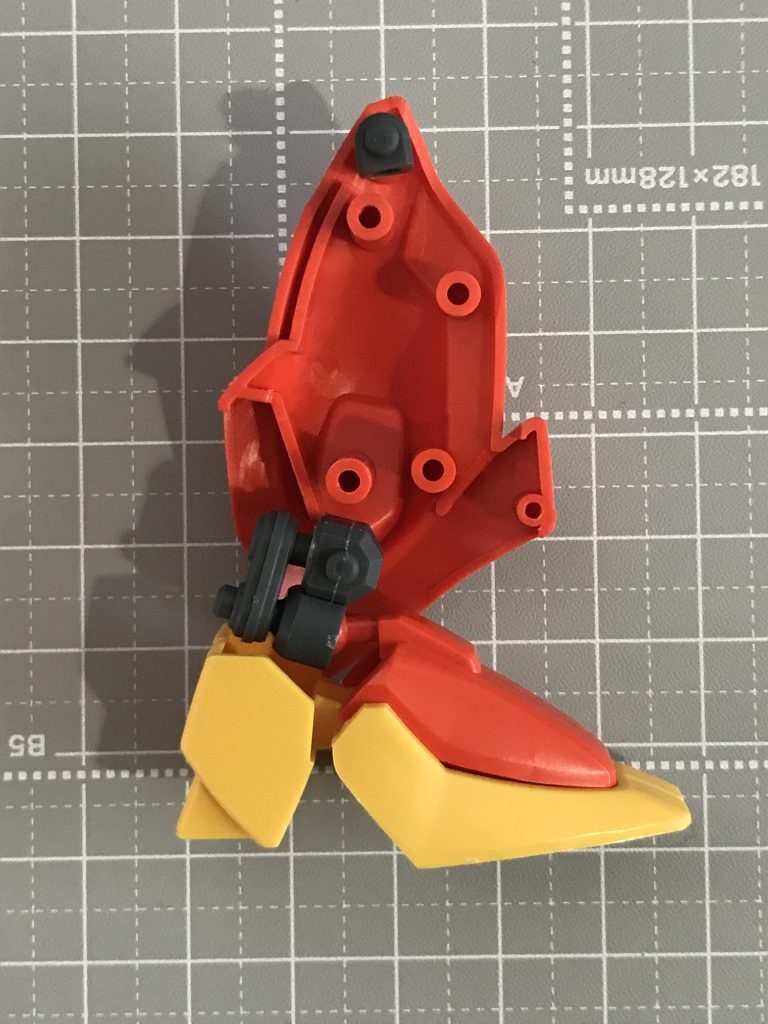 古いキットゆえ接地に難があったHGUCバウの足首は、ボールデンアームアームズで延長しています。(カカトの肉抜き穴にそのまま収まります)何もしないと若干ゆるいので、ビニール袋の切れ端を噛ませるかサフでボール側を太らせるといいでしょう。