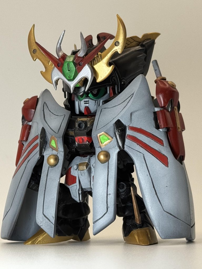 まずはマント形態。マントのデザインのみ、本家マスターガンダムのスタイルに寄せて体が全面隠れるようにアレンジしてみました。プラ板で基礎を作ってエポパテで造形しています。