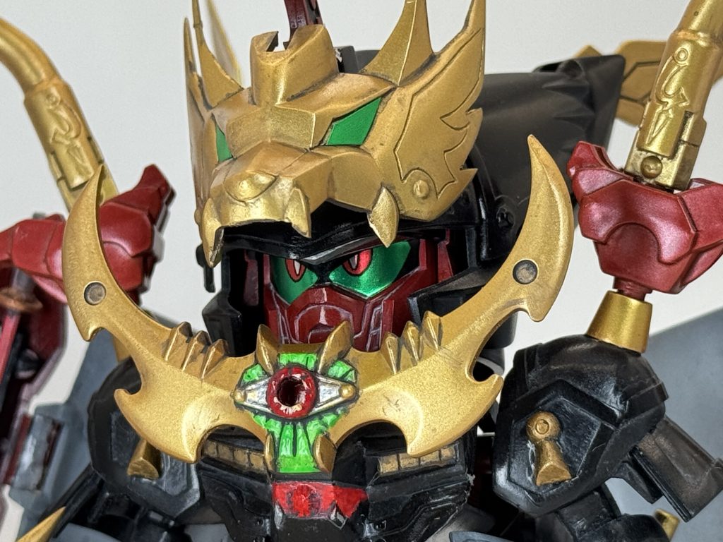 赤と黒の部分に油彩のパーマネントホワイトでスミ入れっぽく色を残す感じでウォッシングしてみました。肩の赤パーツのみ銀下地にクリアレッド+プレミアムレッドで塗装。