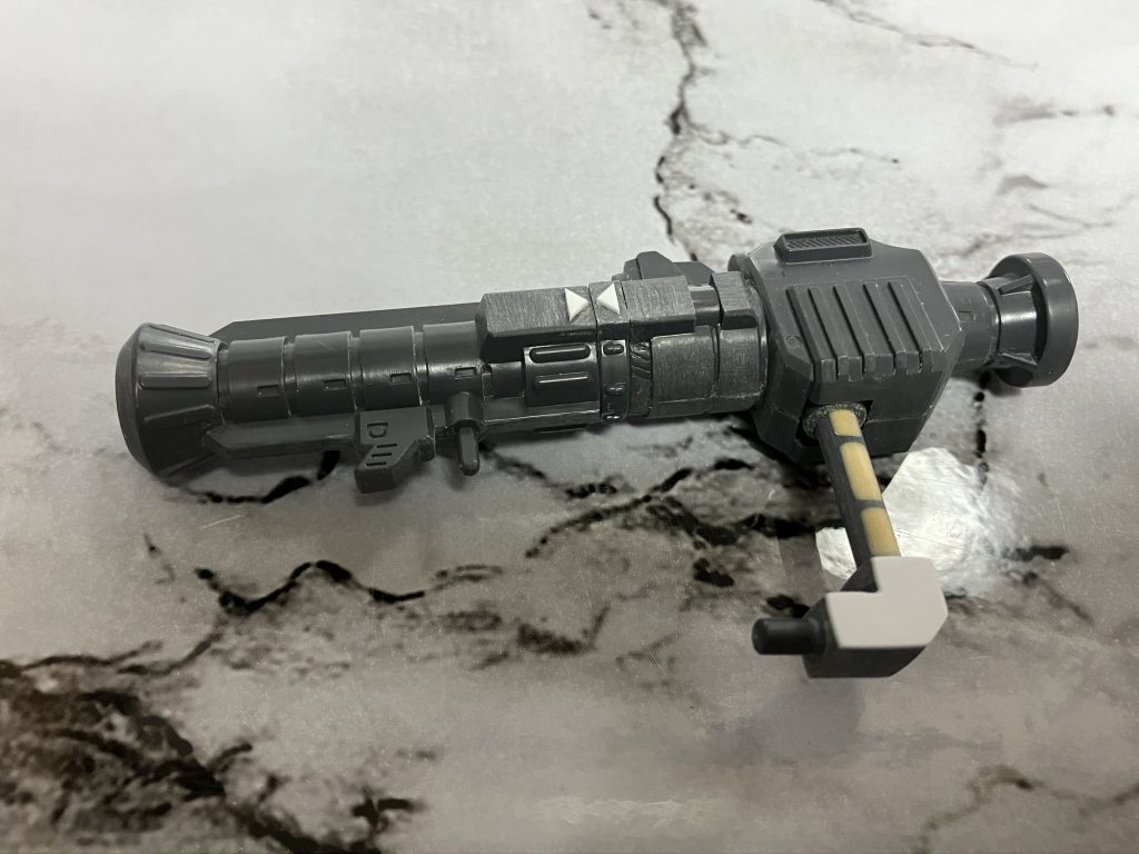 アトミックバズーカは、目立つ肉抜きを埋めて、連結ポイントのセンサーをプラバンで製作しています。