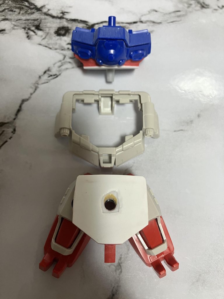 胴体と腰に稼働軸を追加し、ポージングの幅を増やしました。写真では見えませんが、足の取り付け位置を下方向にずらして、少し延長しています。