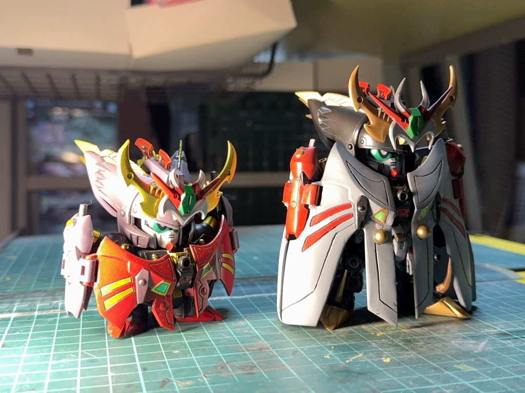 最後に過去作と並べて比較。今回、シャープ化の影響とマントの大型化でスタイルを上げたつもりが結果的に全然動かせなくなってしまったのと、マントのヒンジが強化できずポロリしてしまうようになってしまうなど個人的に反省がめちゃめちゃ多くなってしまいました💦SDで頭身を上げつつ剛性を保ちつつ可動を確保する改造がいかに難しい事か思い知る結果となってしまいました😖しかし、マント形態に関してはイメージ通りに出来たのでそこは良かったので反省点から勉強して更にイイ作品が作れるように活かしていきたい所存です。💪写真撮るのもムズいし、本当に勉強になるキットだ……!さすが東方不敗モチーフ、一筋縄では攻略できない奥が深いキットでした。(っ ॑꒳ ॑c)