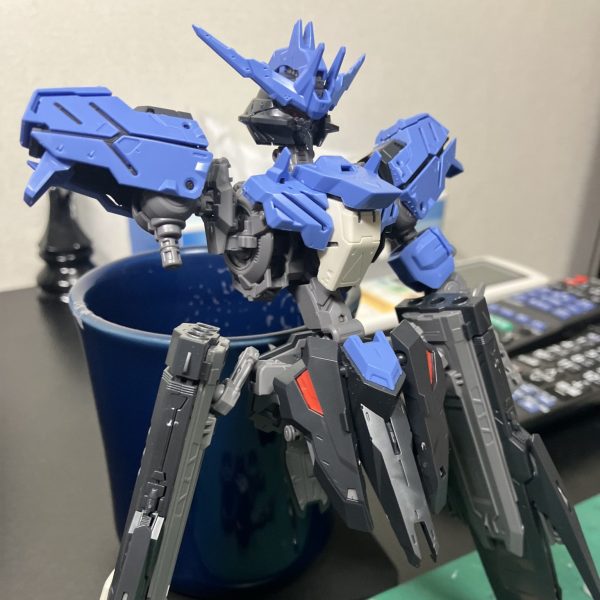 久しぶりの1/100、マスターグレードガンダムヴィダールです🤩最新のMGを運良く入手出来ましたので、楽しく作りましょう🤗1/144のHGよりも内部フレームや機構の再現度が凄くて、コレはDガンダムよろしく、内装に拘ってみますかね🥳まずは安定のメタリックマーカーを早々に終えて乾燥を目指します😉あと、余談ですが細いガラスヤスリのオマケに、いわゆる転倒防止の軟質素材が😬今までヤスリのメンテは水洗浄→セロテープでしたが、この粘着面でペタすればイチコロ👍環境にも優しいSDGSですね😉（1枚目）