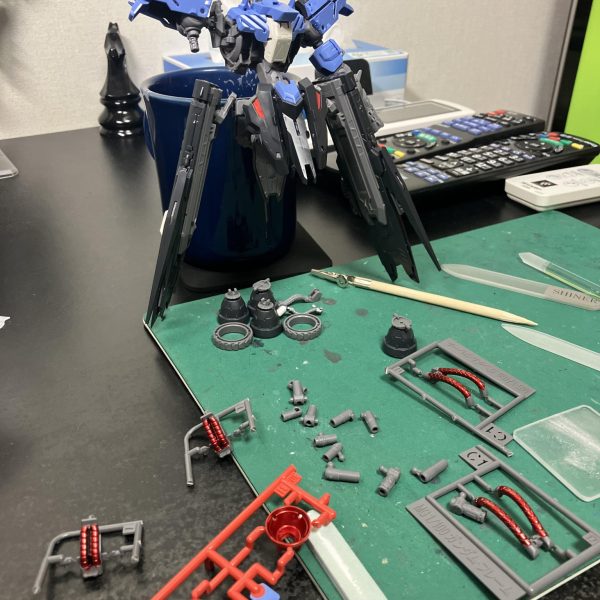 久しぶりの1/100、マスターグレードガンダムヴィダールです🤩最新のMGを運良く入手出来ましたので、楽しく作りましょう🤗1/144のHGよりも内部フレームや機構の再現度が凄くて、コレはDガンダムよろしく、内装に拘ってみますかね🥳まずは安定のメタリックマーカーを早々に終えて乾燥を目指します😉あと、余談ですが細いガラスヤスリのオマケに、いわゆる転倒防止の軟質素材が😬今までヤスリのメンテは水洗浄→セロテープでしたが、この粘着面でペタすればイチコロ👍環境にも優しいSDGSですね😉（2枚目）