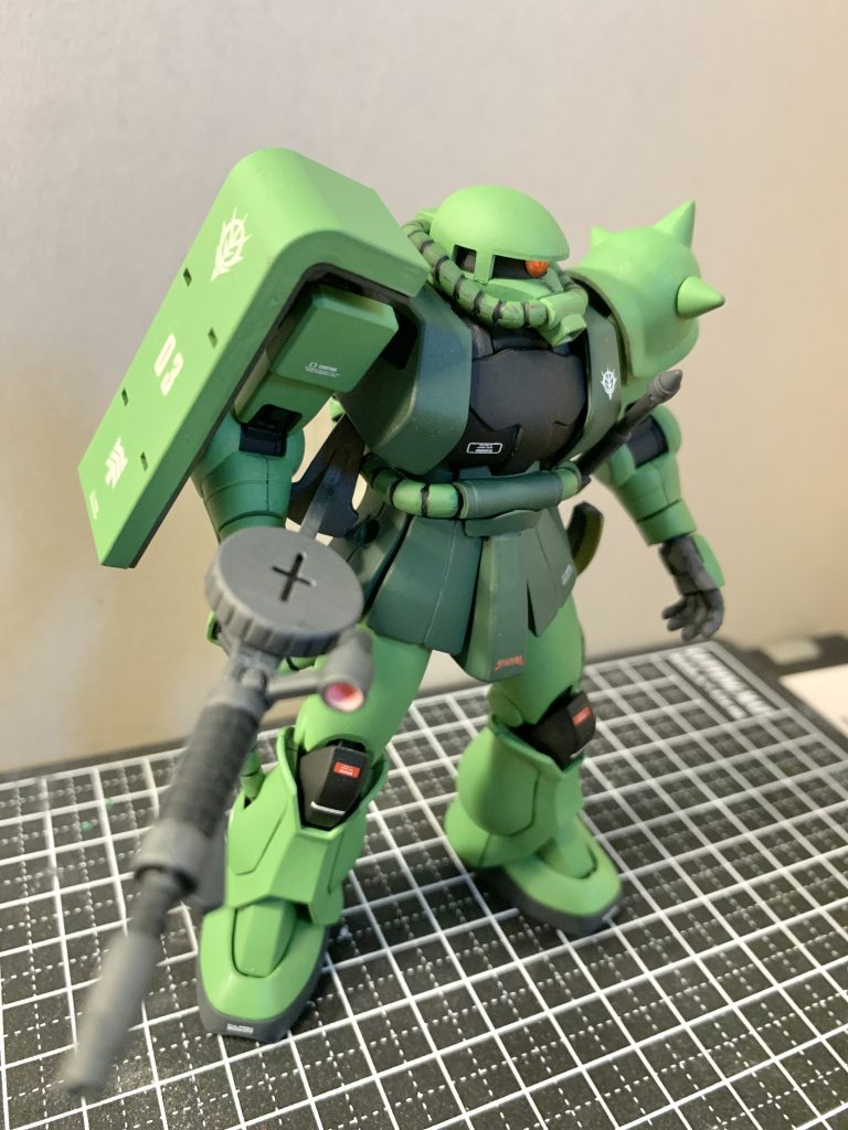 濃い緑の部分は、タミヤカラーのパークグリーン70%・ジャーマングレー30%。淡い緑の部分は、パークグリーン50%・カーキ10%・イエロー10%・ホワイト30%で配合。仕上げは、Mr.hobby艶消し（UVカット）。配色の少ないザクは、筆塗りの練習台としてとても作りやすいし、何より平面・曲面がバランスよく存在するので塗ってて楽しい。これから筆塗り始めたい！という人にはオススメします。