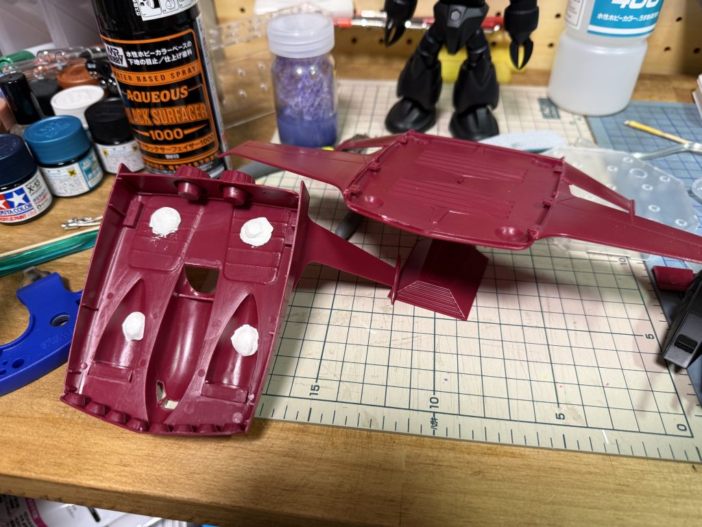 グフ乗せたときにぐらつかないよう、ドダイ側4箇所とグフの両足2箇所に100均磁石仕込みました。