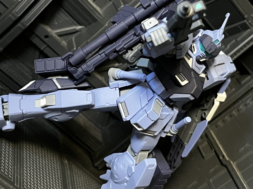 武器装備は頭部バルカン、腕部ビームガン、ビームサーベル、90mmブルパップマシンガン、180mmキャノン、3連脚部ミサイルポッド、スパイクシールド、意外と実弾火力多めです