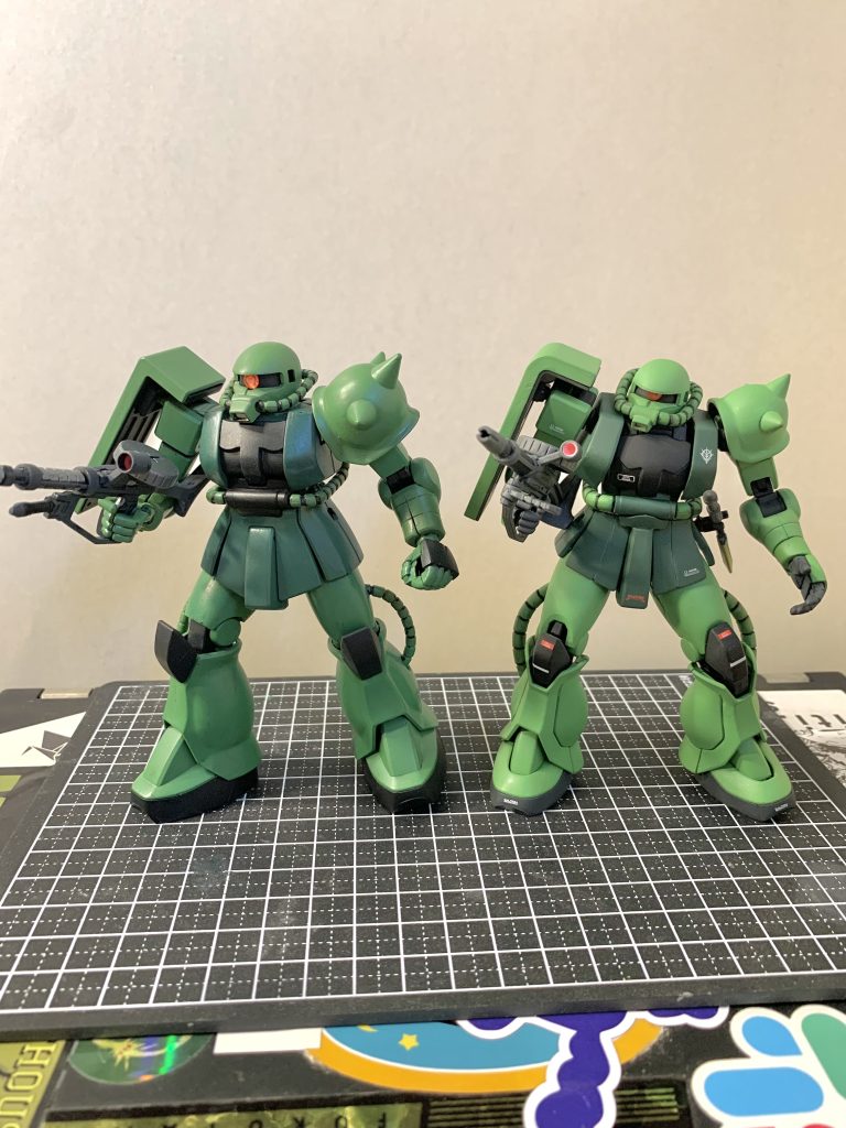 前に製作したリファイン前のHGザクⅡとの比較。どちらが好きかは…正直好みが分かれますよね。