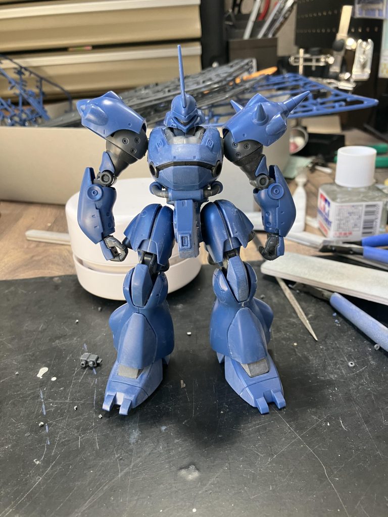 素組み。このままでも充分かっこいいですが、肩アーマーが外に飛び出しているように見えて修正。腰の延長も行いました。