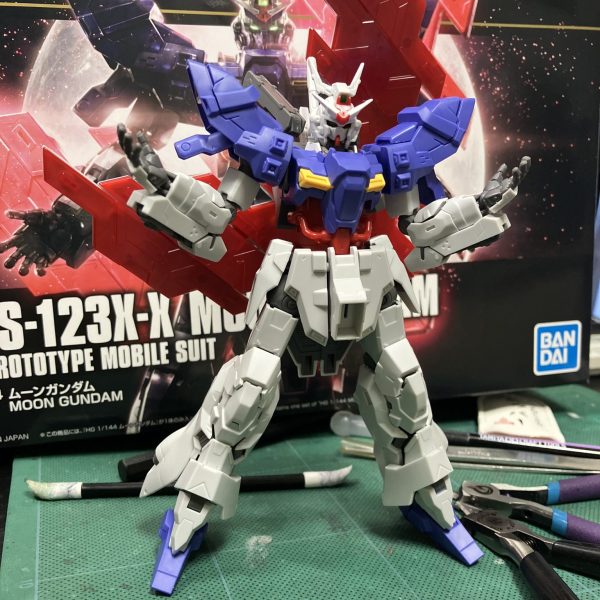 サザビー風味感じるガンダムこと、HGUCムーンガンダム🌝　背面のサイコプレートが特徴的🥳ポリキャップレスとは聞いていましたが、シールすらないのも驚き😳　ツインアイのシールは欲しかったかも😬初手はとりあえずメタリックマーカーで塗装✍️ セットのガラーリのマーカーですが、結局①レッドカッパー、②フレッシュゴールド、③アルミニウムしか使ってないなぁ〜😅サイコプレート、どうしようか思案中🤔とりあえずバラしましたが思わず「🔥連結の仕方を忘れちまったからな」by飛影（説明書見ればナンボでも再現出来ます🥴）というセリフを思い出しました😉（1枚目）