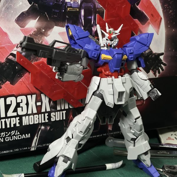 サザビー風味感じるガンダムこと、HGUCムーンガンダム🌝　背面のサイコプレートが特徴的🥳ポリキャップレスとは聞いていましたが、シールすらないのも驚き😳　ツインアイのシールは欲しかったかも😬初手はとりあえずメタリックマーカーで塗装✍️ セットのガラーリのマーカーですが、結局①レッドカッパー、②フレッシュゴールド、③アルミニウムしか使ってないなぁ〜😅サイコプレート、どうしようか思案中🤔とりあえずバラしましたが思わず「🔥連結の仕方を忘れちまったからな」by飛影（説明書見ればナンボでも再現出来ます🥴）というセリフを思い出しました😉（3枚目）