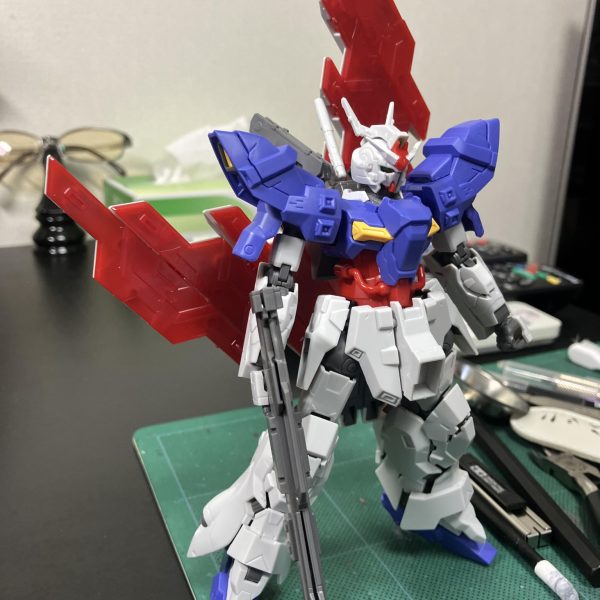 サザビー風味感じるガンダムこと、HGUCムーンガンダム🌝　背面のサイコプレートが特徴的🥳ポリキャップレスとは聞いていましたが、シールすらないのも驚き😳　ツインアイのシールは欲しかったかも😬初手はとりあえずメタリックマーカーで塗装✍️ セットのガラーリのマーカーですが、結局①レッドカッパー、②フレッシュゴールド、③アルミニウムしか使ってないなぁ〜😅サイコプレート、どうしようか思案中🤔とりあえずバラしましたが思わず「🔥連結の仕方を忘れちまったからな」by飛影（説明書見ればナンボでも再現出来ます🥴）というセリフを思い出しました😉（4枚目）