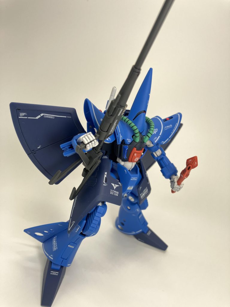 武装はフェダーイン•ライフルにビームサーベル、特徴的な海ヘビ🐍このライフルが構えにくいんですよね、カッコいいんですが😅