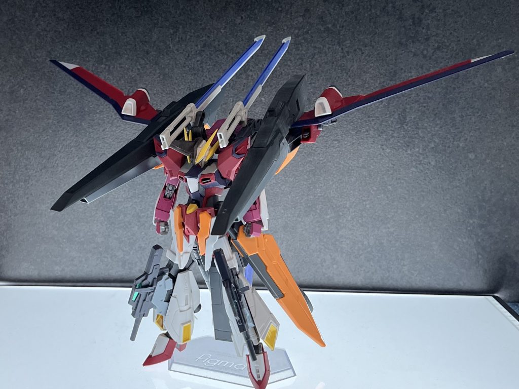 初めましての方ははじめまして、お久しぶりの方はお久しぶりです。昨年の10月からだいぶ時間が空いてしまいましたが、ようやく新作を発表することができました。今回は二度目の「SEEDコン」ということで、是非とも参加したかったのでベストタイミング！ビルドシリーズで登場しそうな、イモータルジャスティスをベースにした改造ガンプラ、といった設定で製作しました。（もともとはインジャでしたがイモジャが予想以上に良いキットだったので変更笑）