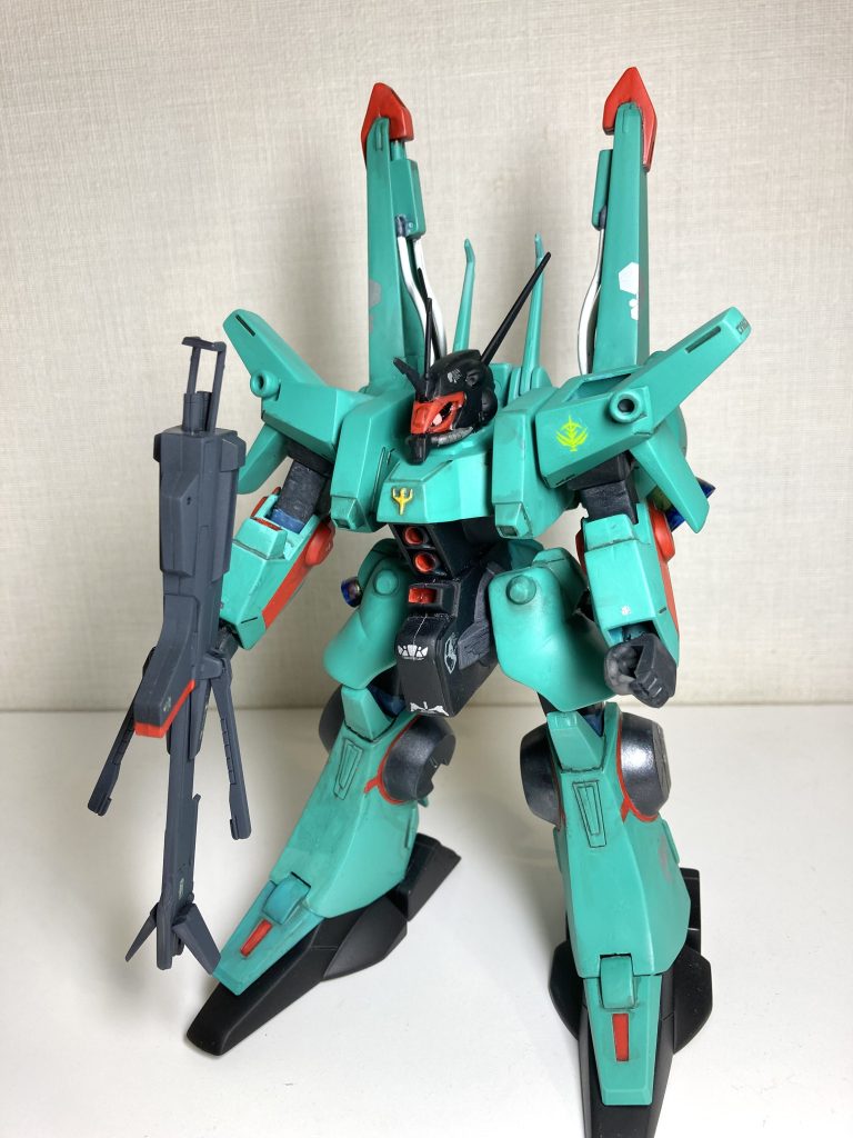 旧キットなので関節は先ハメな上に、ボディの所々に入る赤色のマーキングの塗り分けが大変でした。