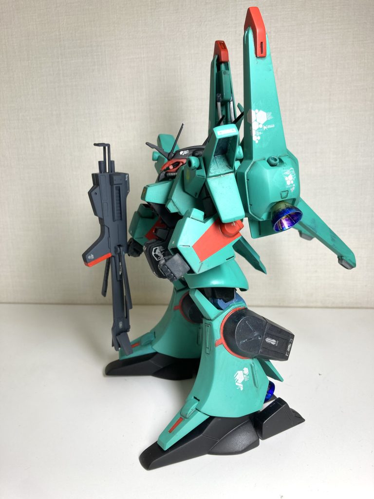 市販のデカールをところどころに貼りました。