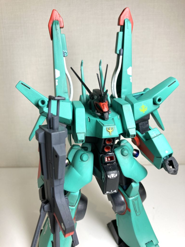 プロポーションは、HG版がスリムで長身なのに対して、旧キットは太くて逞しい感じでなかなか良い感じです。