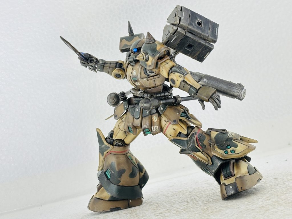 ザクマシンガンパージ。サーベル構え。