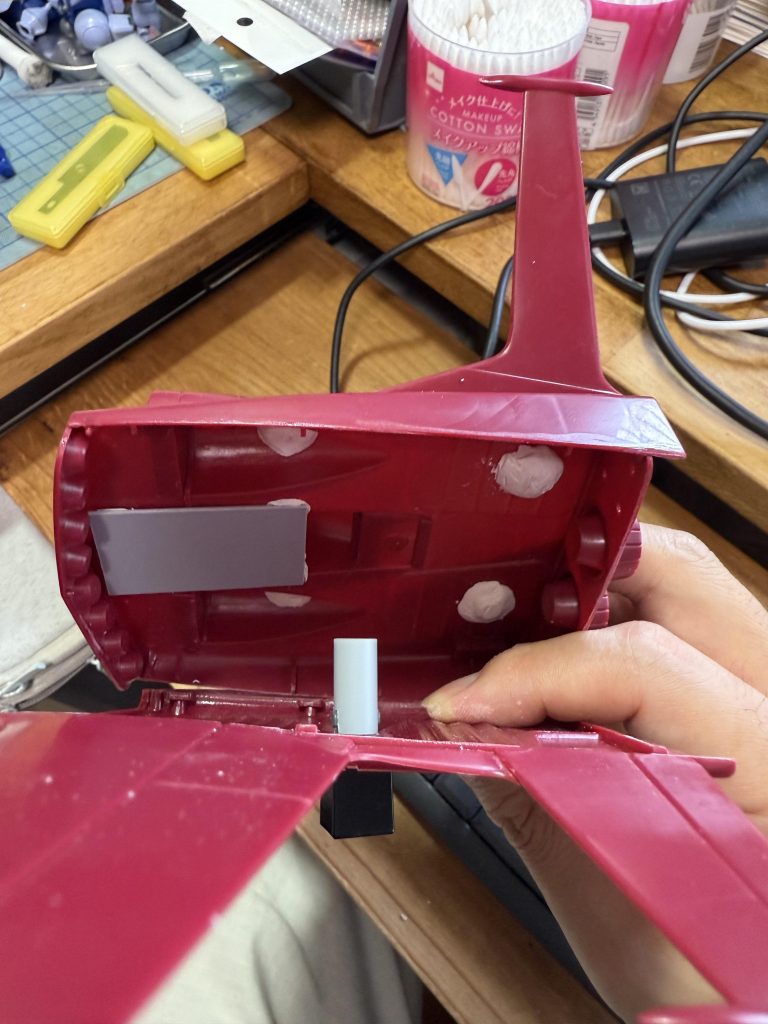 ドダイ内部はスカスカなので、強度確保のための支柱とディスプレイベース受けを兼ねて、プラ棒仕込んでます。