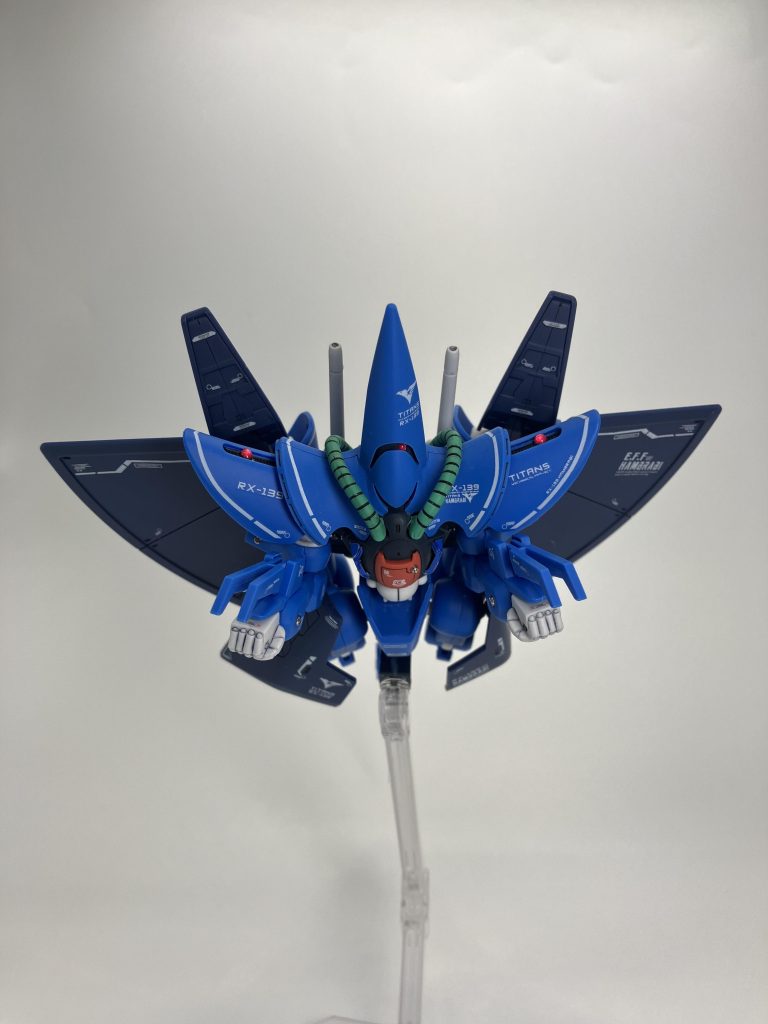 ちなみに、メインカメラは上下のスリットに2箇所、平らなスペースにシールを貼り付けるんですが「どこを向かせるか?」🤔悩んだ結果、ボックスアートを参考に向かって⬅️左方向に固定しました😤