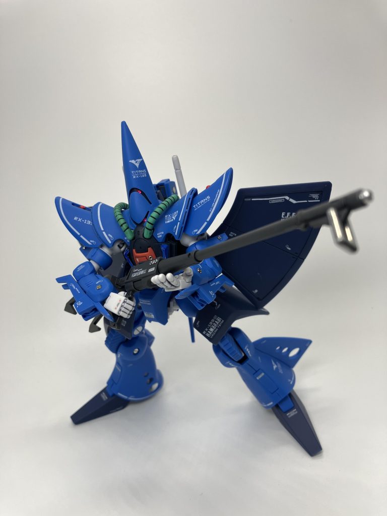 手首は握り手と持ち手が両手づつ、左手は平手が付属👍変形後も目がいく脚部パーツ前面のモナカ割り合わせ目はダンモで段落ち処理☺️