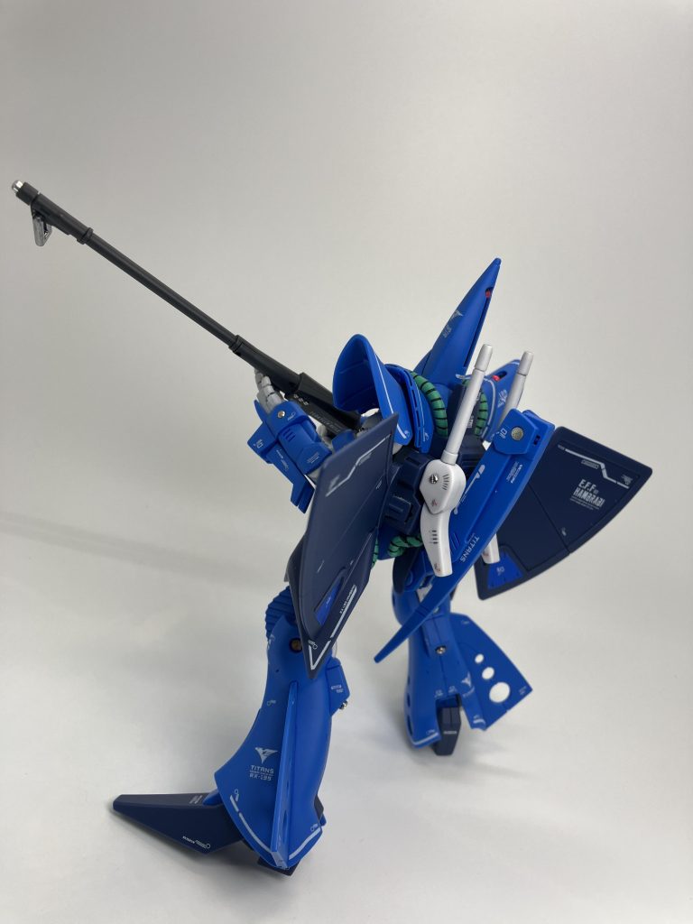 ブルー基調の機体ながら、思ったよりも赤や白も多い印象、さすがの永野護デザインでインパクトあります🥴