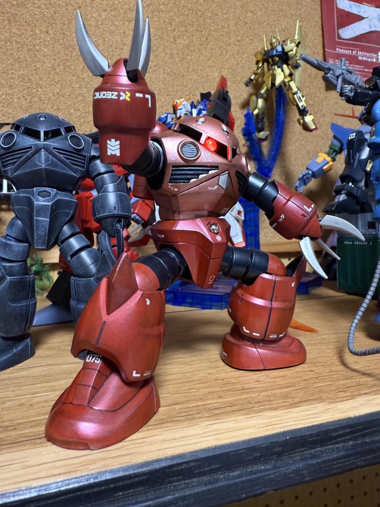 以下塗装レシピです。下地は水性黒サフ→ファレホホワイトグレーで全体ドライブラシ顔・胴体:水性コッパー、シルバー、クリアレッド少しを、徐々に暗い調色から明るい調色にして3回塗り腕・脚:水性メタリックレッド、焼鉄色、クリアレッド少しを、徐々に暗い調色から明るい調色にして3回塗り腕・脚アーム部:水性焼鉄色、シルバー、クリアブルー少しを、徐々に暗い調色から明るい調色にして3回塗り墨入れ・ウェザリング:ウェザリングカラーのグランドブラウンで墨入れ兼ウォッシング→ウェザリングマスターのスス・オイルで凹凸部陰影表現→エナメル塗料シルバーでチッピング