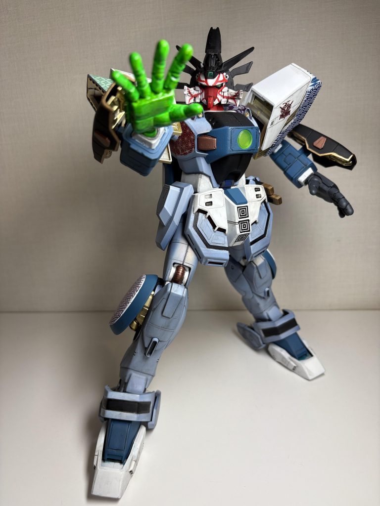 顔のフェイスガードを開くと、中にも隈取りをいれています。