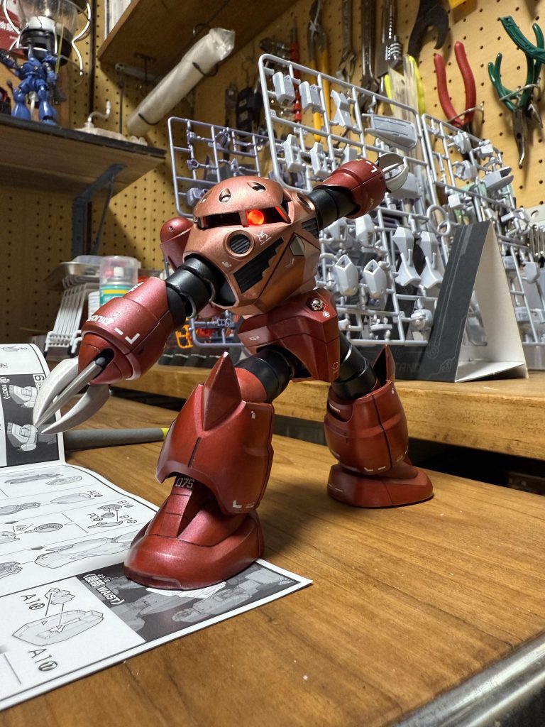 モノアイは、100均アルミワイヤーで可動できるようにしたのと、磁気スイッチLED仕込んで電飾化してます。