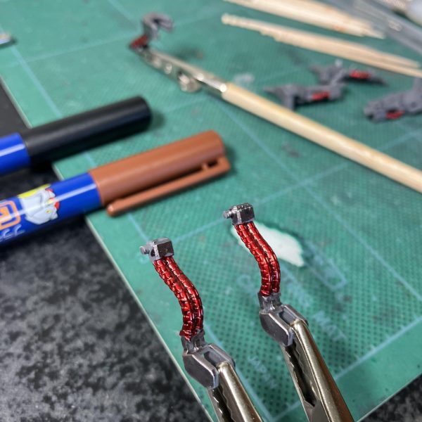 メタリックマーカーの乾燥が思ったよりも早そうで🥰ガンマカのメッキシルバーは長期間放置が必須ですがガラーリとかは割りかし早そう⏰シリンダーもせっかくなんで同じゴールドでも少し色を変えてみましたがイマイチ伝わりにくいなぁ😆パイプ部分もメタレッドが乾いてきたので少しスミ入れしてみました（3枚目）、左側がスミ入れ済み、右側がマーカーのまま、メタリックが際立って良さそう(思い付き)🥳猫の手（短）が足りないのでヨドバシ.comで安く買い足し🥴いつもながら安価な商品一個でも送料無料で大丈夫なんかなとコッチが心配しがちなヨドバシよ😬（3枚目）