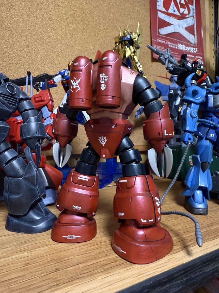 エッジにかけて下地の黒サフを透かすように筆塗りしようとしましたが、厚塗りになってしまいほとんど下地は透けてません😅色味や色調は、ぎらぎらしていない適度に使い込まれてやれたメタル感が好みなんですが、ほぼイメージ通りの調色ができ満足してます。