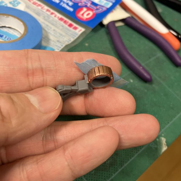メタリックマーカーでパイプやシリンダーを塗装すると一体化したパーツの場合、トップコートでどう処理するか悩むことも多く🤥たまたま見かけた「Mr.マスキングテープ-弱粘着」、おぉ、コレをお試し🥳　ツール類は見たら買っちゃういつもの病気が🤣ただ、触ってみるとタミヤのマスキングテープと変わりないような😑🔬とりあえず実験で塗装面で貼ってみてツヤの消え具合や塗装の剥がれをみてみましたが、やはり少し剥げる模様🤔（写真で分かりにくいですが）なので、豆腐パックの裏でペタペタを繰り返し、更に粘着力を落としてトップコートに望む感じですかね、もうちょい先ですが🫡（3枚目）
