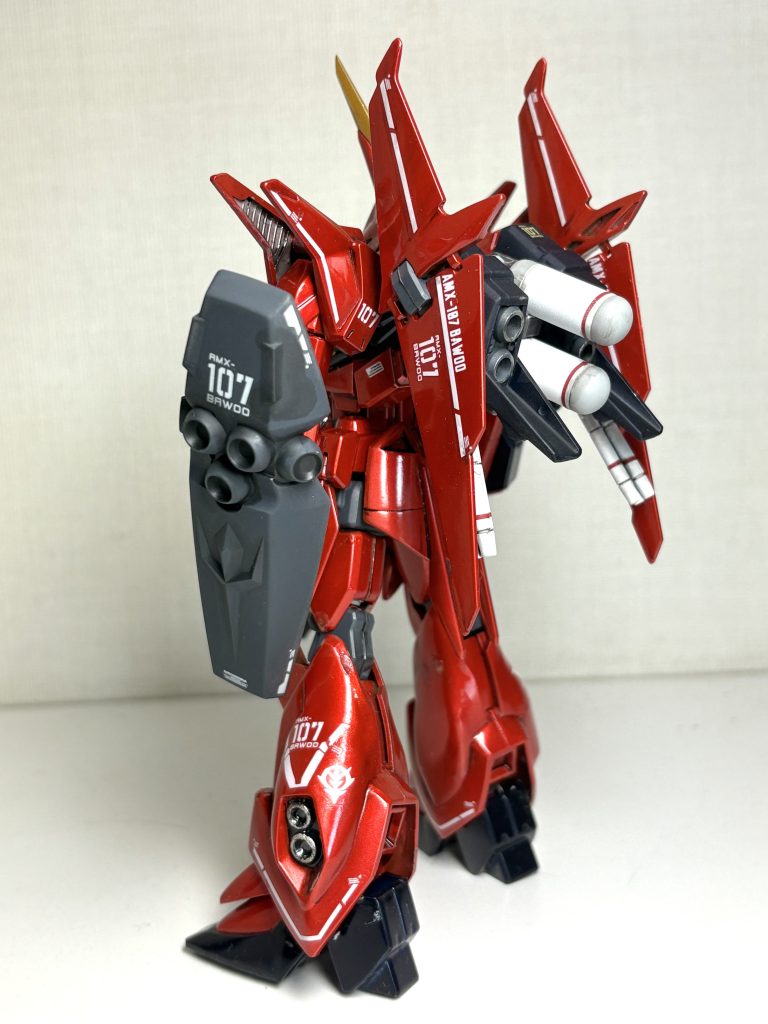 背面のタンク、ミサイルにはハセガワの赤色フィニッシュシートを細切りしたものを貼りました。