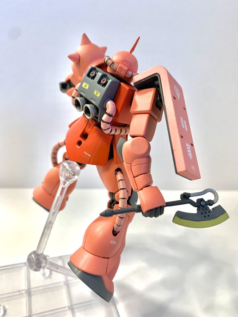 背面。無印ザクⅡのランドセルと比較すると、上部にミニスラスターが2個ほど追加になっているんですね。初めて知った🤔