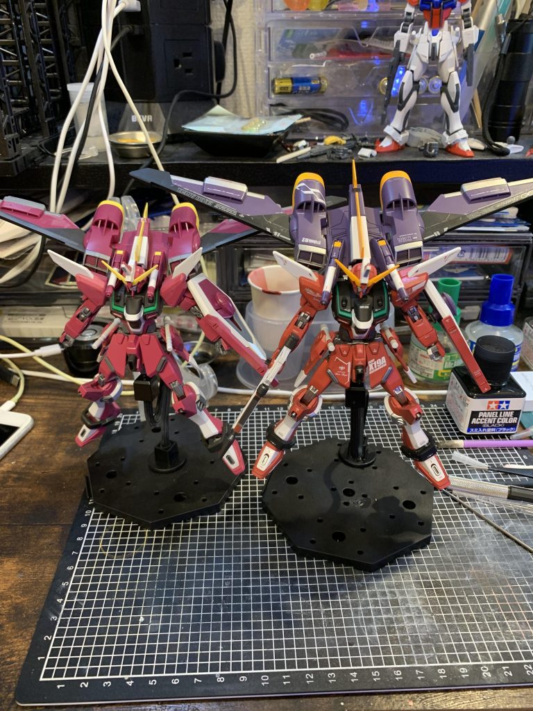 ケースに入れっぱなしだった素組みの物と。赤…ガイア ヘキサレッド白…ガイア EXホワイト艶消し紫…ガイア エヴァダークパープル黄色…ガイア バーチャロンビビッドオレンジ緑…ガイア ビリジアングリーン関節…ガイア スターブライトシルバースラスター、ライフル… ガイア スターブライトアイアントップコート…クレオス スーパースムースクリア個人的に、何気なく買ってあったヘキサレッドがかなり良かったので、ルナマリアザクとか作るのにも使いたいなと思いました。スジボリも掘り直しはしましたが、追加はしませんでした。なのでデカール多めで情報量をカバーしました。素組みと並べるとインジャってこんなにピンクだったっけ?と思いますよねー。また、素組みと並べると達成感と自己満が爆上がりしますね笑そして、こう写真撮ると撮影スペースも欲しくなるなー笑閲覧ありがとうございました。