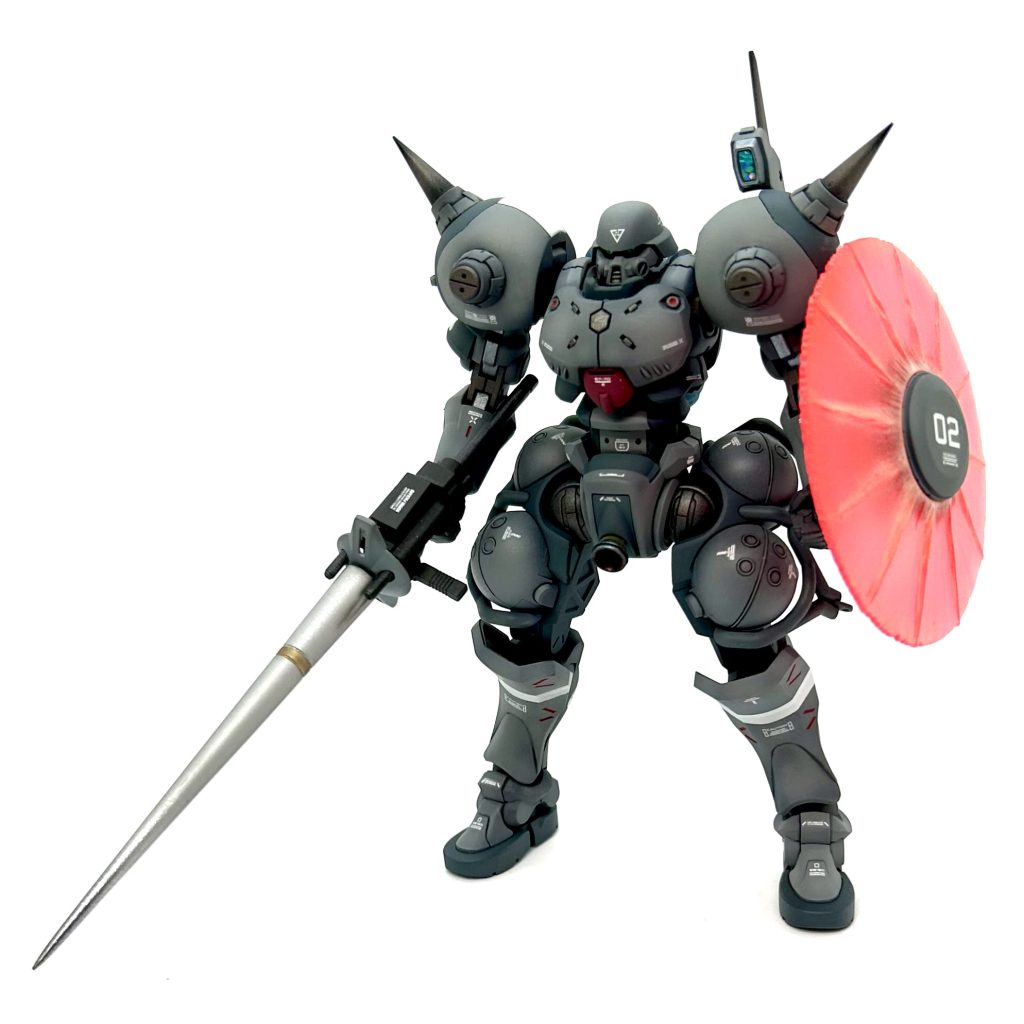 軍警ザクの下半身と謎の中華キットの上半身。そのままジャンク入れに放り込んでしまうのは忍びないので、とりあえず合わせてみると…むむむ? これは!!!肩にスパイクを付けて… 配色を調整して… 武器と盾を過去作から強奪してこれば。。。はい! GQ版 デナンゾンの出来上がり‼️