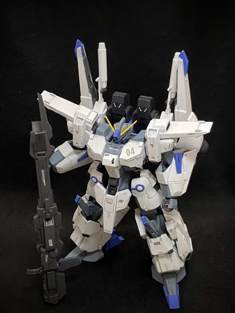 基本はシルヴァ・バレトにHGUC ZZの部品やその他ジャンクパーツ、プラ板で製作した増加装甲を被せた構造になっています。着脱はできません。脳内設定でも固定式です笑